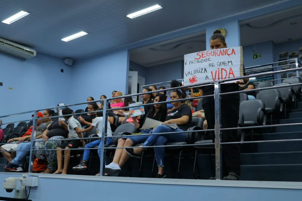 Pais e responsáveis de crianças de Ponta Grossa foram até a Câmara de Vereadores pedir mais segurança em escolas e CMEIs da cidade I Foto: Reinaldo Marcondes