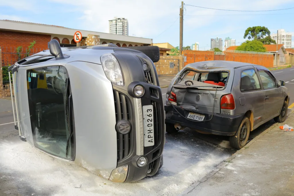 Uma mulher de 51 anos que dirigia um Renault kwid dourado avançou o sinal e bateu em um VW Crossfox de cor prata que capotou na pista