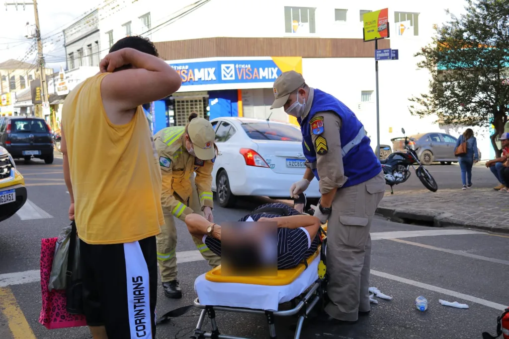 Uma idosa de 67 anos foi atropelada por uma moto no centro de Ponta Grossa