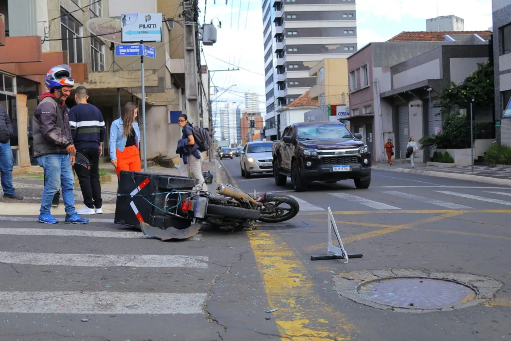 Uma colisão deixou um motociclista de 53 ferido na tarde desta terça-feira (25).