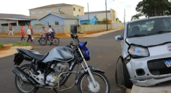 <strong>Carro fura preferencial e bate em moto no Jardim Paraíso</strong>