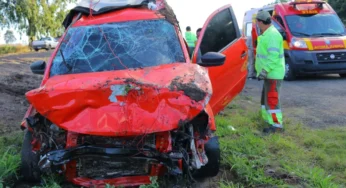 Motorista sofre ferimentos graves após carro cair em valeta na PR-151