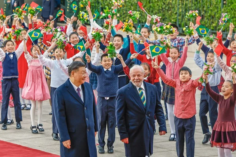 O presidente Luiz Inácio Lula da Silva se reuniu com o presidente da China, Xi Jinping, no Palácio do Povo, em Pequim