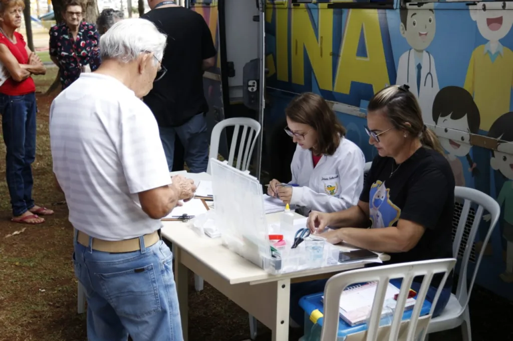 Podem receber a bivalente, os profissionais de saúde poderão receber o reforço.