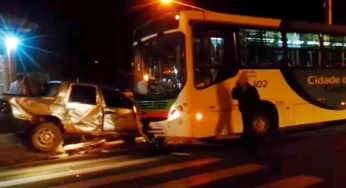 Motorista invade pista contrária e colide com ônibus circular em Castro