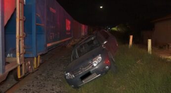 Carro é atingido e arrastado por trem nesta madrugada em PG