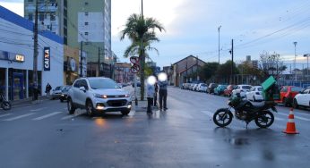 Colisão entre moto e carro no centro de PG deixa um ferido