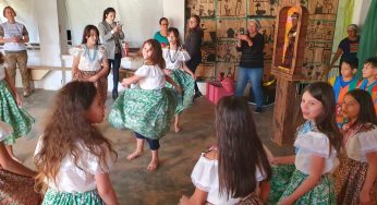 Alunos celebram a cultura negra em ação no quilombo Santa Cruz em PG