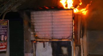 Trailer de lanches pega fogo e fica destruído em bairro de PG