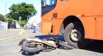 Motociclista tenta ultrapassar ônibus mas acaba batendo de lado em Uvaranas