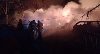Casa fica destruída após incêndio em Carambeí