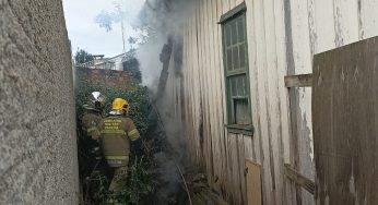 Casa de madeira pega fogo em Uvaranas
