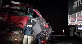 Caminhoneiro tem ferimentos graves após colisão na BR-373