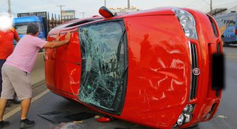 Carro capota após caminhão esbarrar ao mudar de faixa na Souza Naves