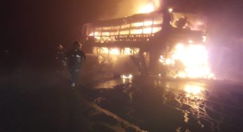 Ônibus de turismo pega fogo e fica destruído na PR-151 em Castro