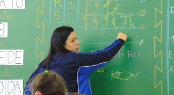 Lei garante a professores plano de carreira e jornada reduzida