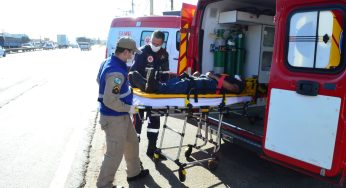 Durante manutenção, para-choque de caminhão cai em cima de homem em PG