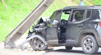 Carro colide com poste na Balduíno Taques em PG