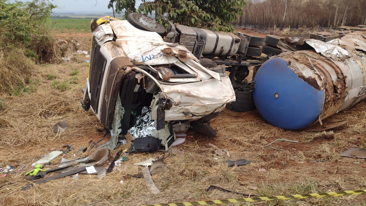 Motorista de caminhão morre em tombamento de veículo em Galvão