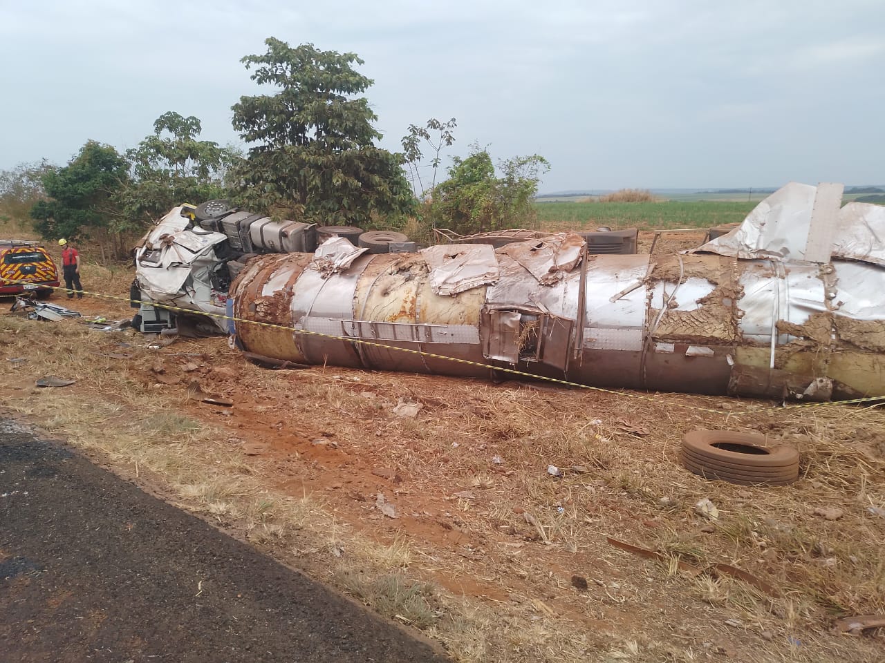 Motorista de caminhão morre em tombamento de veículo em Galvão