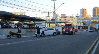 Colisão envolve três veículos na Avenida Monteiro Lobato