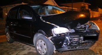 Carro fura a preferencial, causa acidente e foge