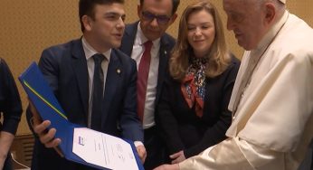 Deputado Aliel Machado entrega ‘Prêmio Zilda Arns’ para o Papa Francisco