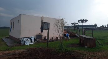 Forte chuva derruba árvores e destelha casas em localidade de Piraí do Sul