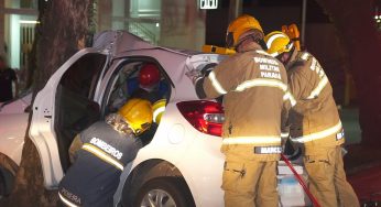 Carro colide em árvore e deixa duas pessoas gravemente feridas em Ponta Grossa
