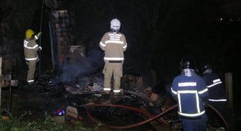Incêndio acidental destrói residência em bairro de PG e família pede ajuda. Veja vídeo