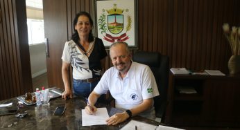 Prefeito de Castro assina contrato para restauração de espaço usado para hemodiálise