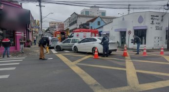 Veículos se envolvem em colisão na manhã deste sábado (14) no centro de PG