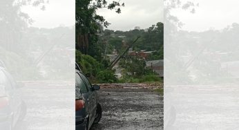 Poste de energia elétrica cai na Vila XV e preocupa moradores
