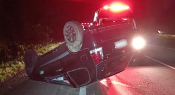 Carro capota na PR-151 e deixa duas pessoas feridas em Castro