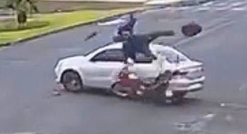 Câmeras flagram colisão entre motocicleta e veículo em avenida de Carambeí. Veja vídeo