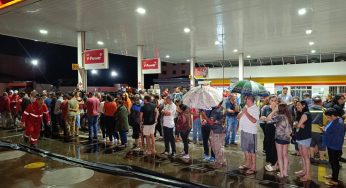 Bombeiros distribuem lonas para centenas de pessoas que tiveram casas afetadas por temporal
