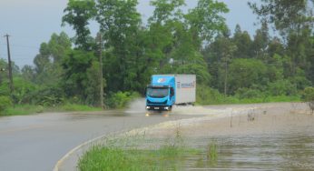 Rio Tibagi transborda e interdita rodovia entre PG e Palmeira
