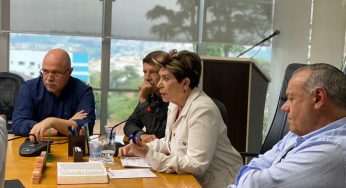 Prefeita Elizabeth Schmidt discute com vereadores para quitar dívida de R$85 milhões com a Sanepar