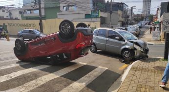 Carro capota após colisão em cruzamento no centro de PG
