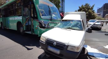 Veículo avança preferencial e é atingido por ônibus em Ponta Grossa