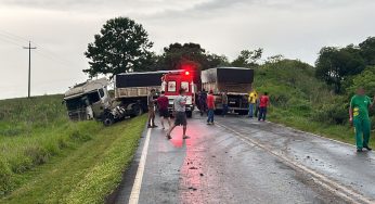 Motorista fica ferido após caminhão colidir com barranco em rodovia de Reserva
