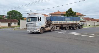 Caminhão carregado sofre pane na transmissão e bloqueia rua em Castro