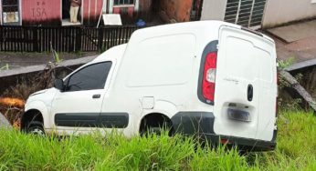 Mais um carro sai de pista na Av. Visconde de Taunay em PG
