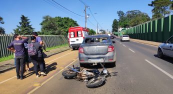 Colisão traseira entre moto e carro deixa duas pessoas feridas em Uvaranas