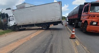 Colisão frontal entre dois caminhões deixa duas pessoas feridas na PR-092