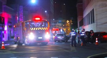 Veículo é jogado contra muro de colégio após colisão no centro de PG