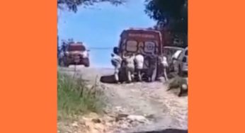 Moradores ajudam empurrar ambulância do Siate após encalhar em rua de PG