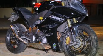 Motociclista fica ferido após bater contra carro em PG