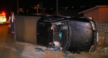 Caminhonete capota após colidir com veículo estacionado em bairro de PG