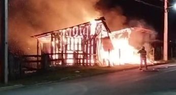 Casa de madeira explode e pega fogo em bairro de Carambeí. Veja vídeo